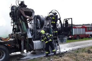 Plameny způsobily na náklaďáku škodu půl milionu korun
