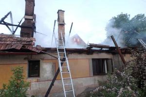 Hasiči zasahovali ve Starém Městě u požáru domu. Senior oknem ohni unikl