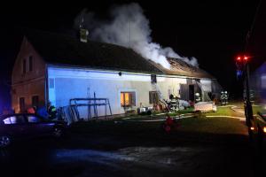 Hasiči likvidovali požár statku ve Spáleništi u Dobrušky. Osm hodiny dřiny