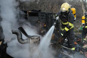 V Praze hořela menší chata, požárem byla zcela zničena