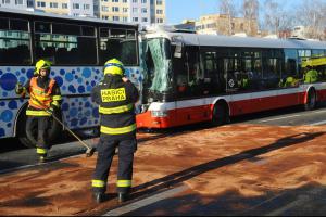 Dva autobusy v sobě a řada vystrašených dětí. Pražští hasiči měli napilno (VIDEO)