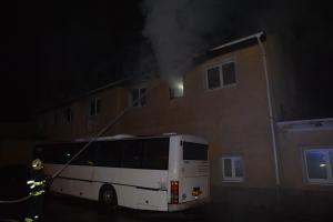 Kladenští hasiči zachránili muže z hořící ubytovny