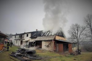 Ze žhavého popela požár. Hasiči uchránili dům před jistou zkázou (VIDEO)