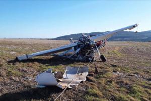 Vítr sfoukl letadlo při přistávacím manévru. Pilot lehce zraněn