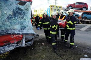 Náklaďák se v pražských Kunraticích srazil s autobusem, sanitky odvážely zraněné osoby