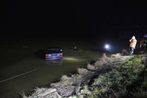 V Dymokurech na Nymbursku hasiči vytáhli z rybníka auto (VIDEO)