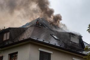 Požár střechy pavilonu Ústřední vojenské nemocnice v Praze likvidovali hasiči ze 17 stanic