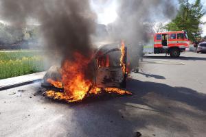 Na okraji Mratína shořelo malé dodávkové vozidlo