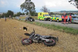 Motorkář má asi zkažený víkend. Ve Starém Hradišti se srazil s osobákem