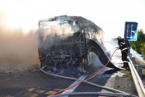 Na dálnici D7 nedaleko Brandýsku zcela shořel autobus, ke zranění osob nedošlo