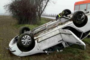 Mrazivé ráno a šest dopravních nehod. Auto v řece