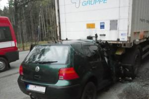 Tragédie u obce Úlice. Řidič vjel autem pod kamion, na místě zemřel