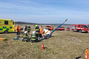Na Kladensku havaroval vrtulník, pilot nezraněn, spolucestující nikoliv