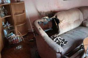 Kdo by to vůbec čekal? Zkrat v zásuvce způsobil požár pohovky