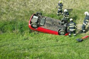 Nakoupila v obchoďáku a pak převrátila auto na střechu. I s dvěma dětmi