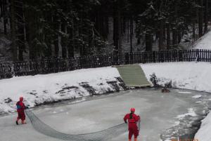 Hasiči zachraňovali dvě srnky uvězněné v nádrži na zasněžování