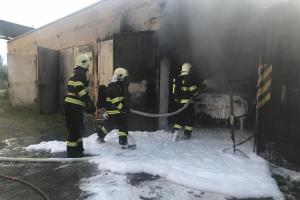 Tohle už zabolí. Ve Vyšehořovicích požár zničil opravované auto i část dílny (VIDEO)