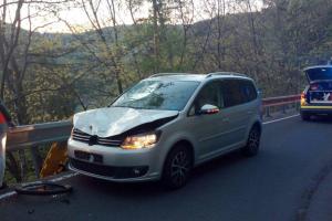 Po střetu auta s cyklistou museli zraněného muže hledat ve srázu