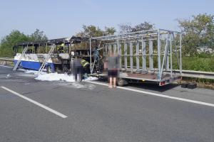 Na D5 hořel v sobotu dopoledne autobus