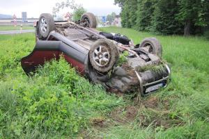 Osobní automobil v letu mimo silnici poškodil dopravní značku