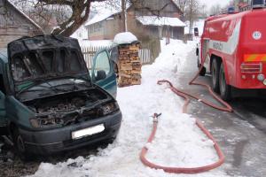 Příliš horký start. Požár zasáhl motorový prostor, zlikvidovali ho hasiči