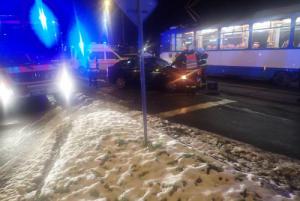 Hasiči vyprošťovali řidičku octavie po srážce s ostravskou tramvají