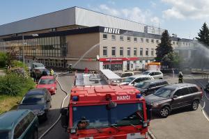 Na zimním stadionu v Příbrami unikl čpavek. Zásah v protichemických oblecích