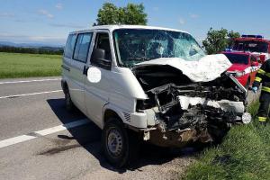 Náraz do dodávky motorkář nepřežil. Motorka pak shořela