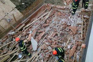 Sklep jako dočasná past. Destrukce zdiva zavalila čtyři muže