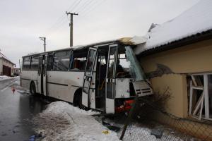 Autobus s cestujícími narazil do rodinného domu. Bylo zraněno devět osob