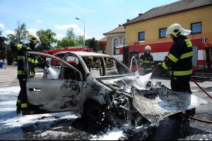 U požáru auta v Uhříněvsi zasahovaly dvě jednotky hasičů. Marně.(VIDEO)