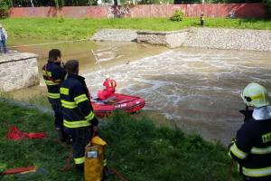 Hasiči a policisté v Ústí nad Orlicí pátrají po muži, který se koupal u jezu