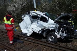 Tragicky skončil střet vlaku s dodávkou v Kostelci nad Orlicí