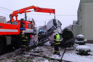 Ostravští hasiči vyprošťovali Alfu Romeo z plotu, bruntálští muže z dodávky