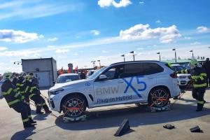 Speciální vozíky usnadní zásahy u hořícího elektromobilu (VIDEO) Speciální vozíky usnadní zásahy u hořícího elektromobilu (VIDEO)