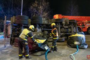 Ve Frýdku-Místku se převrátil nákladní automobil s kovovými profily, hasiči ho vrátili na kola