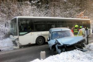 Nehoda osobního vozu s autobusem na Zlínsku si vyžádala dvě zranění