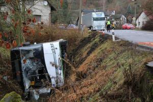 Autobus havaroval do potoka, celkem šest zraněných osob včetně řidiče