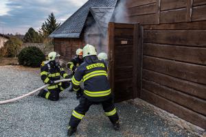 Hasili i dobráci. V Novém Městě nad Metují hořel v dřevěný přístavek
