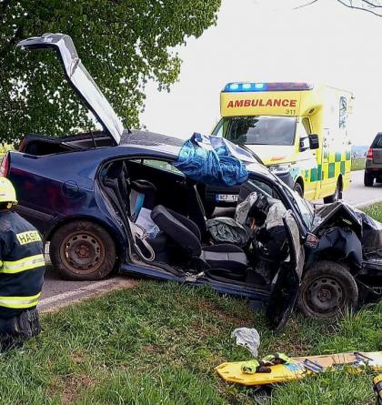 Při dopravní nehodě osobního auta u Dolních Němčic byly zraněny dvě osoby