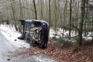 Auto u Želiva ráno převrátil na bok, poledne už trávil v nemocnici
