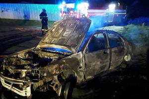 Že by z rozmaru žháře? Autovrak v prudkém ohni, ale jen čtvrt hodiny