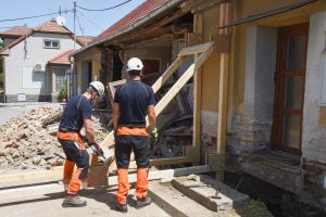 Rušno v Křižanovicích. Hasiči museli zabezpečit dům proti zhroucení