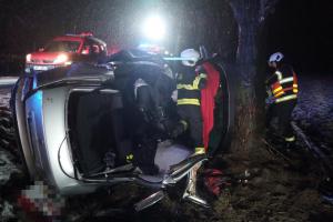 U Lhoty pod Libčany na Královéhradecku havaroval osobní vůz, skončil ve stromě