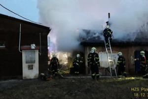 Akce pro ranní směnu. V Borské ulici v Plzni hořela starší přízemní budova