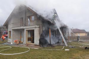 Při požáru novostavby hasiči uchránili majetek za téměř pět milionů