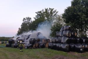 Hasiči likvidovali požár balíků trávy v Jindřichovicích pod Smrkem