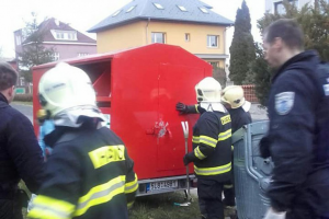 Chtěl se oháknout, zůstal uvězněn v "šatníku." V textilním kontajneru.