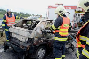 Po nehodě začalo auto hořet, uvnitř zůstal zaklíněný řidič