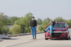 Sobotní nehoda skončila tragicky. Osobák ve Chvalčově srazil chodce (VIDEO)